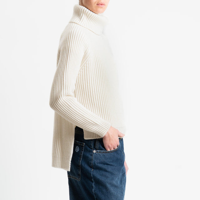 Motel-Maglia collo alto costa inglese spacchi laterali - panna