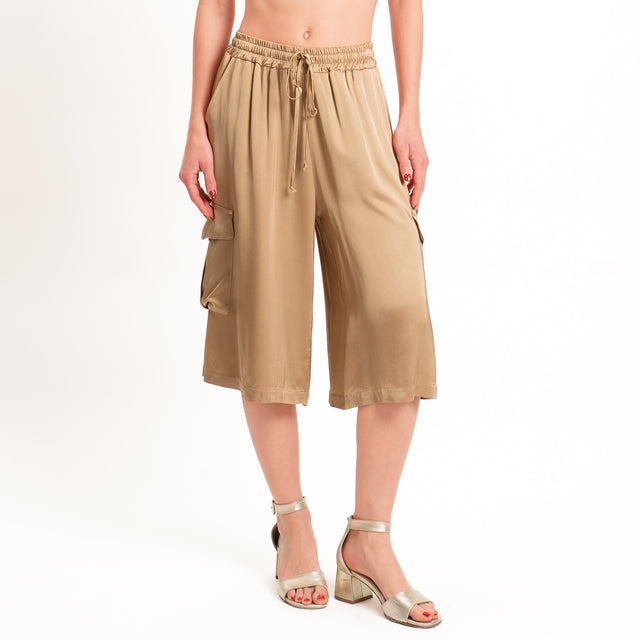 Motel-Bermuda cargo in satin elastico in vita - desert