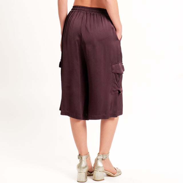 Motel-Bermuda cargo in satin elastico in vita - burgundy