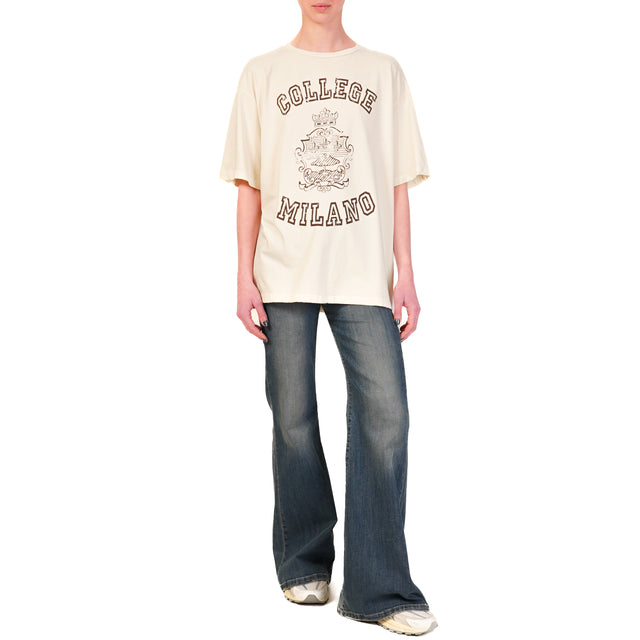 Camiseta de motel con la inscripción "COLLEGE MILANO" entre lágrimas - mantequilla