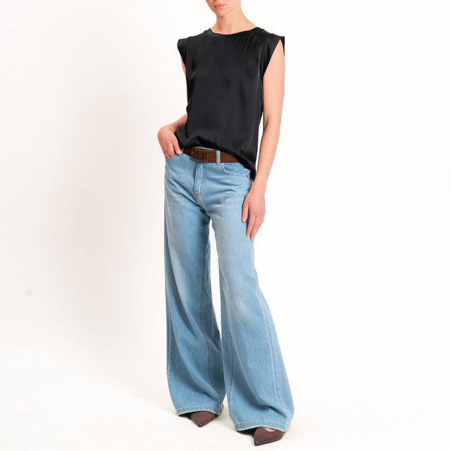 Motel-Blusa smanicata in satin viscosa elasticizzata - nero