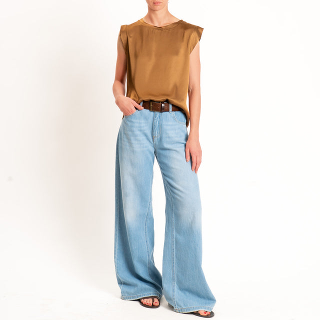 Motel-Blusa smanicata in satin viscosa elasticizza - tabacco