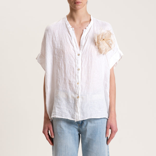Motel-Camicia in lino mezza manica con spilla - bianco