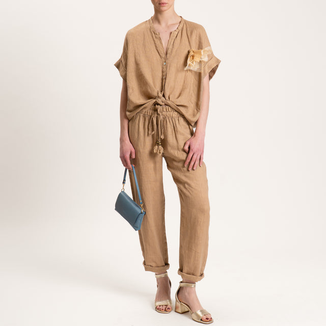Motel-Camicia in lino mezza manica con spilla - cammello