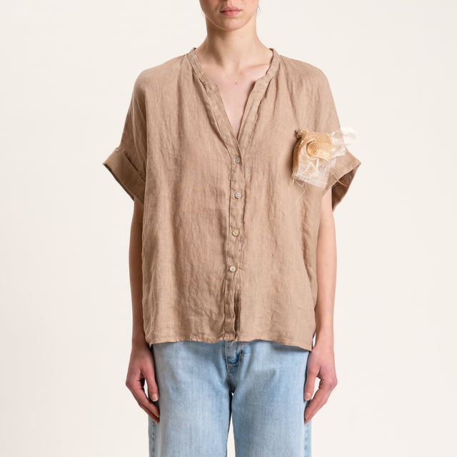 Motel-Camicia in lino mezza manica con spilla - cammello