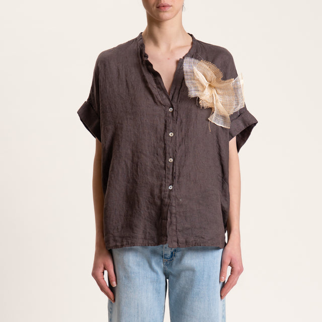 Motel-Camicia in lino mezza manica con spilla - moro