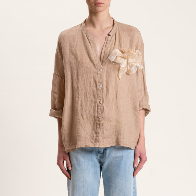 Motel-Camicia in lino con spilla - cammello