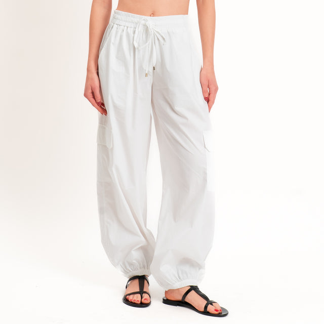 Motel-Pantalone cargo parachute con coulisse - bianco