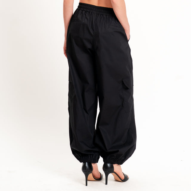 Motel-Pantalone cargo parachute con coulisse - nero