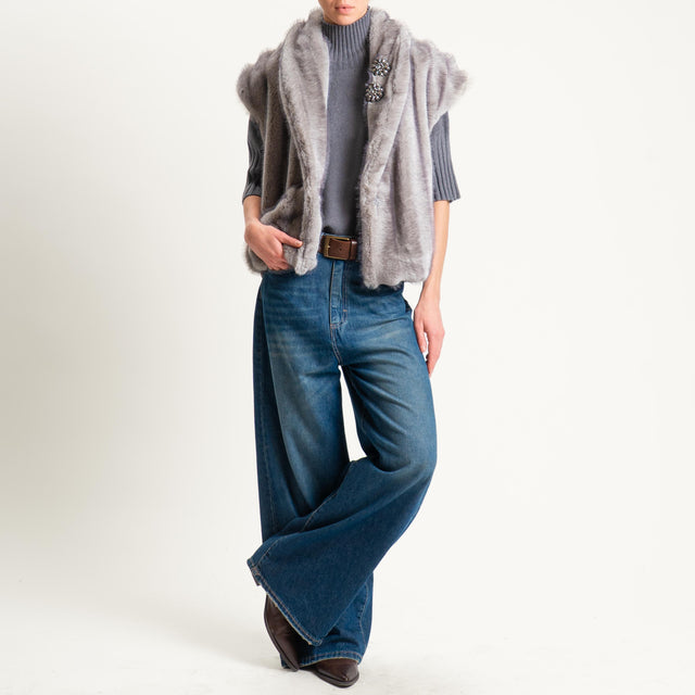 Motel-Gilet ecopelliccia con spilla - grigio