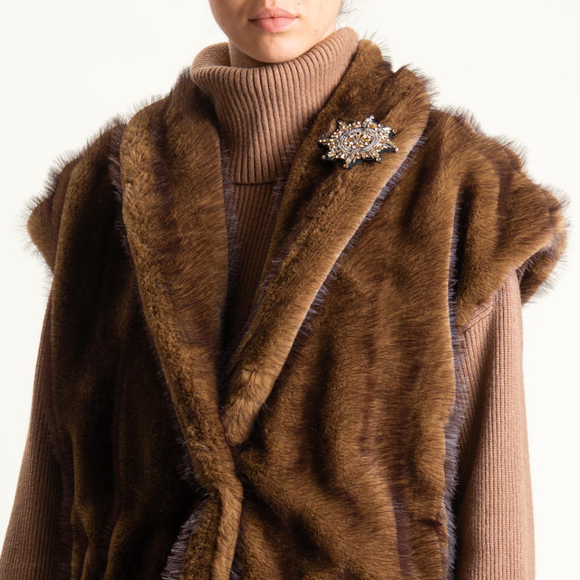 Motel-Gilet ecopelliccia con spilla - tabacco
