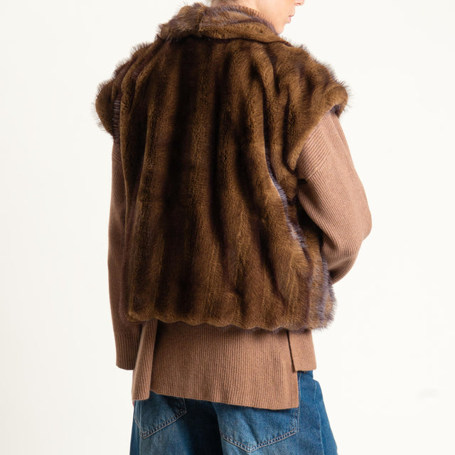 Motel-Gilet ecopelliccia con spilla - tabacco