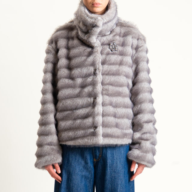 Motel- Ecopelliccia con spilla - grigio