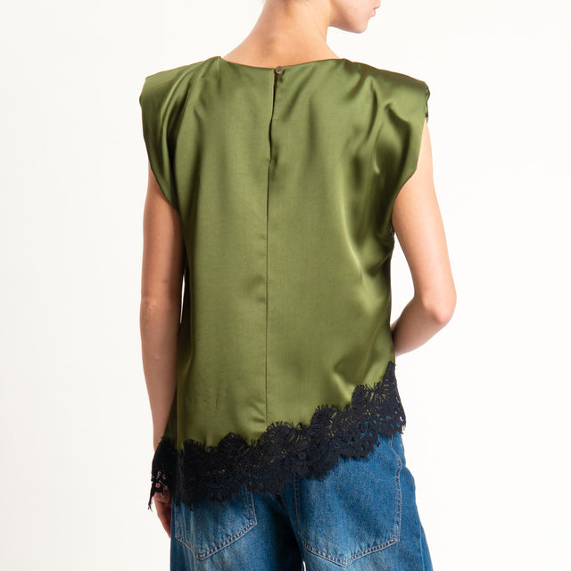 Motel- Blusa smanicata satin con pizzo - militare/nero