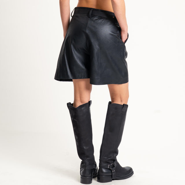 Motel-Shorts similpelle con cintura - nero