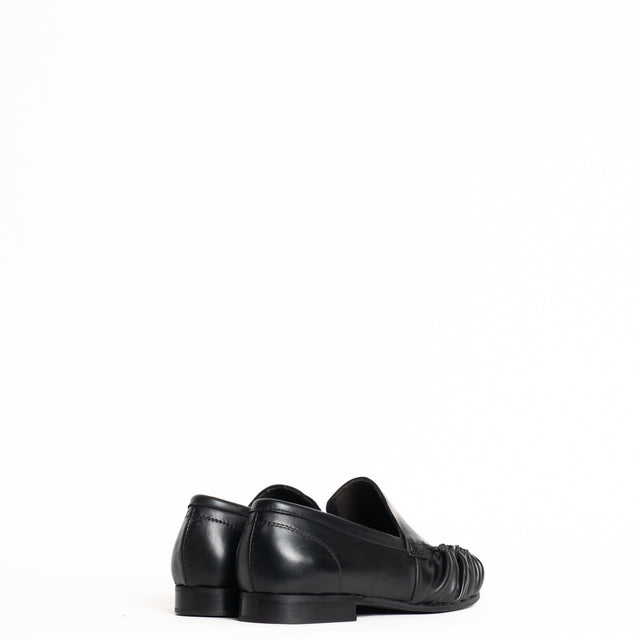 Ovyè-Mocassino in pelle effetto arricciato - nero