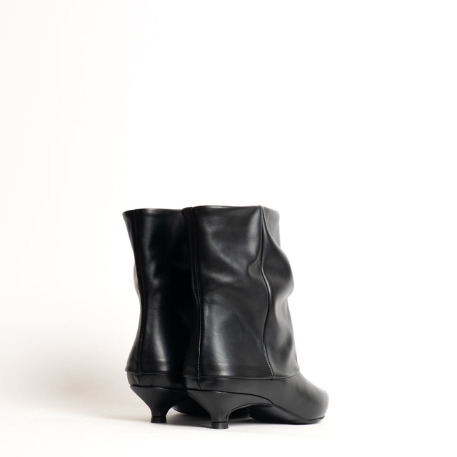 Ovyè-Stivaletto in pelle effetto arricciato - Nero
