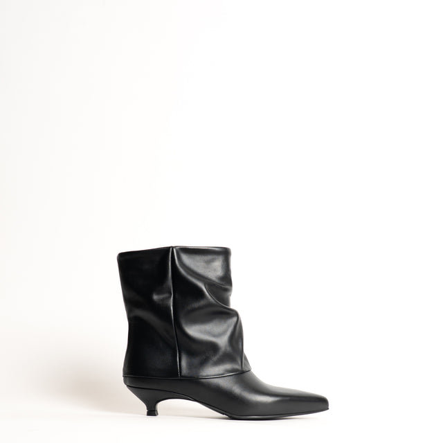 Ovyè-Stivaletto in pelle effetto arricciato - Nero