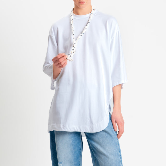 Philia Loft-T-shirt oversize asimmetrica con collana - bianco