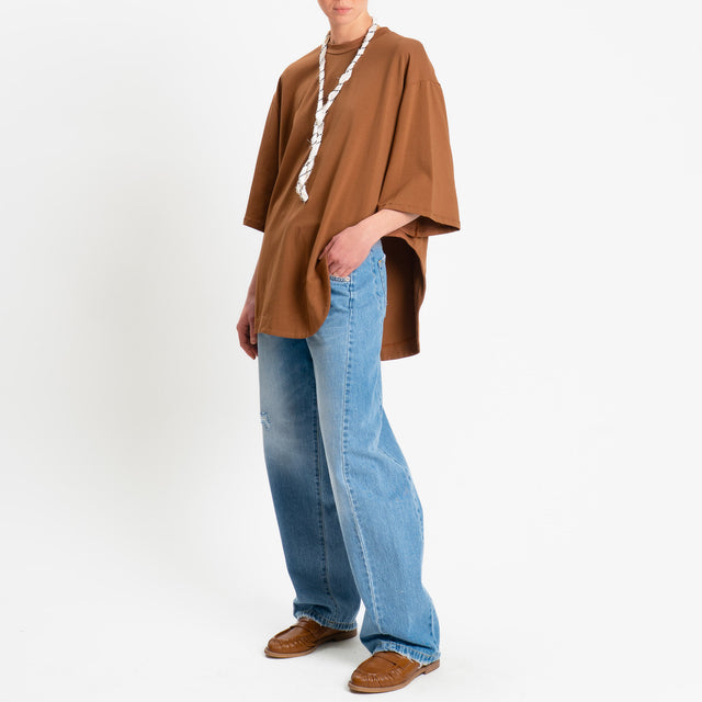 Philia Loft-T-shirt oversize asimmetrica con collana - tabacco