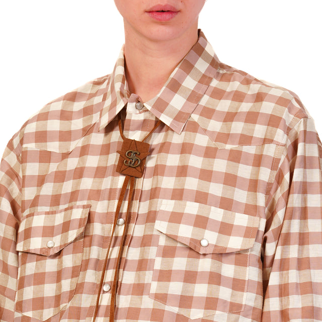 Camisa con estampado de cuadros estilo souvenir y bolo - Rosa/Leche/Beige