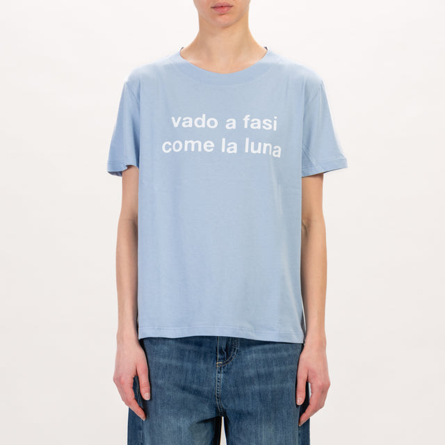 Dixie-T-shirt "VADO A FASI COME LA LUNA..." - celeste/bianco