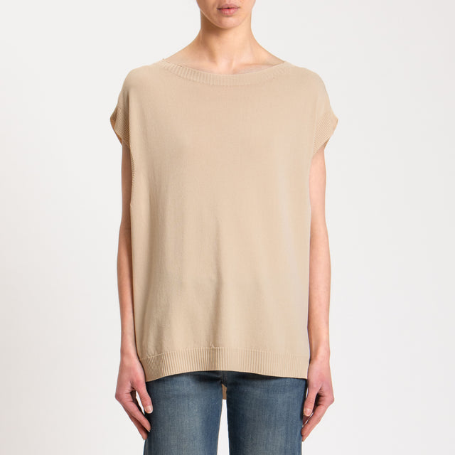 Tensione in-Maglia smanicata con spacchi laterali - beige
