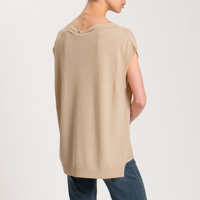 Tensione in-Maglia smanicata con spacchi laterali - beige