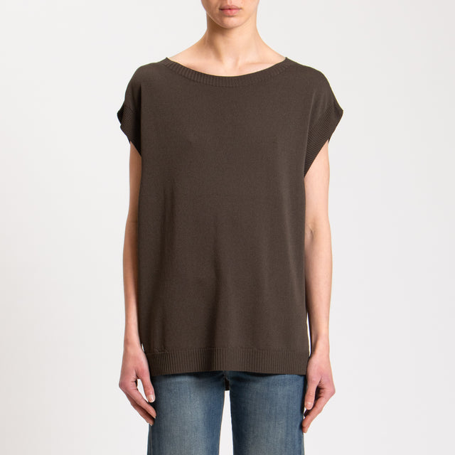 Tensione in-Maglia smanicata con spacchi laterali - cacao