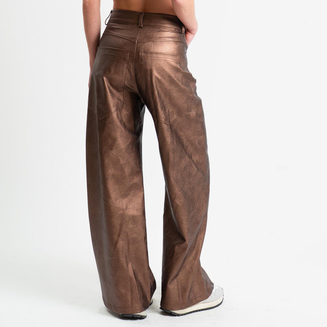Tensione in-Pantalone GIUSI similpelle wide leg - laminato bronzo