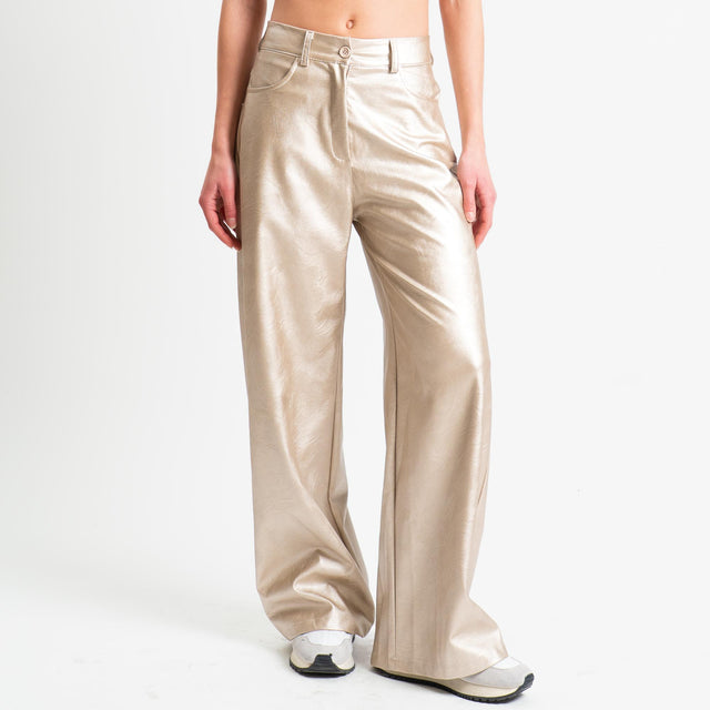 Tensione in-Pantalone GIUSI similpelle wide leg - laminato oro