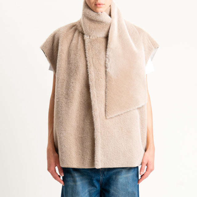 Tensione in-Gilet ecopellicia con sciarpa - sand