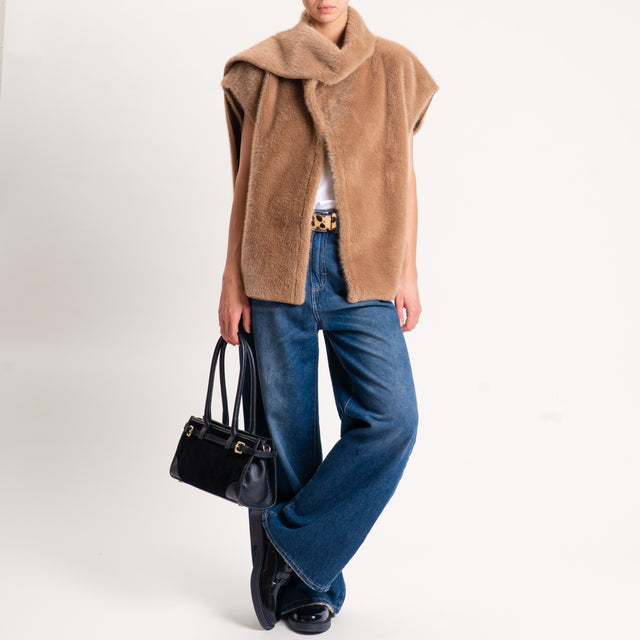 Tensione in-Gilet ecopellicia con sciarpa - cammello