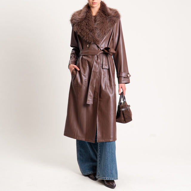 Tensione in-Cappotto similpelle con ecopelliccia - cioccolato
