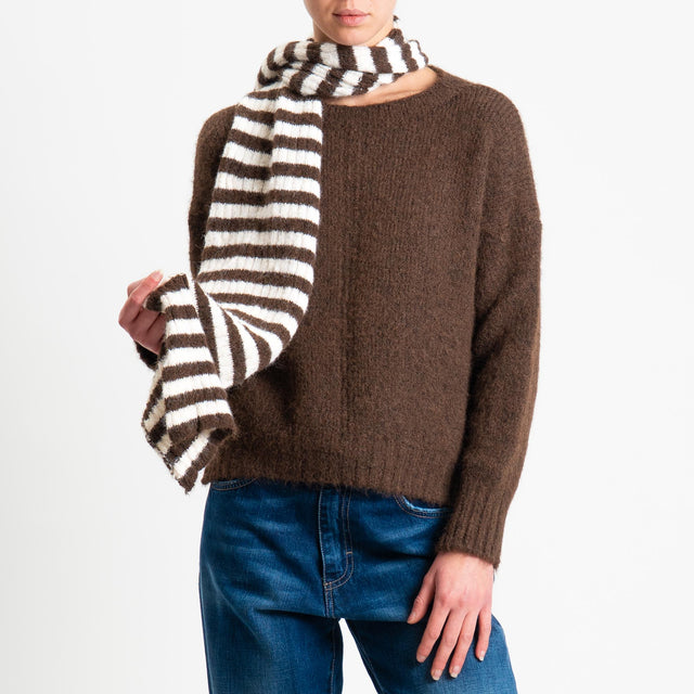 Tensione in-Maglia con sciarpa a righe - moro/latte