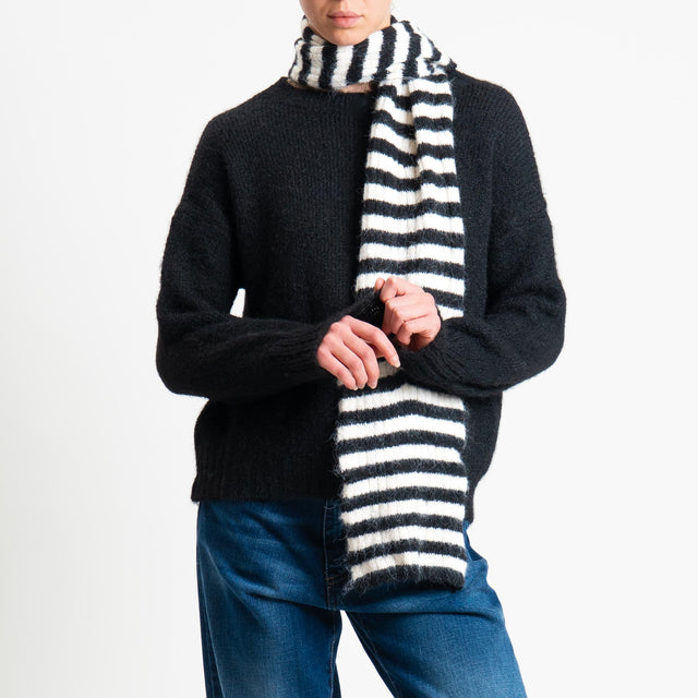 Tensione in-Maglia con sciarpa a righe - nero/latte