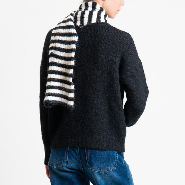 Tensione in-Maglia con sciarpa a righe - nero/latte