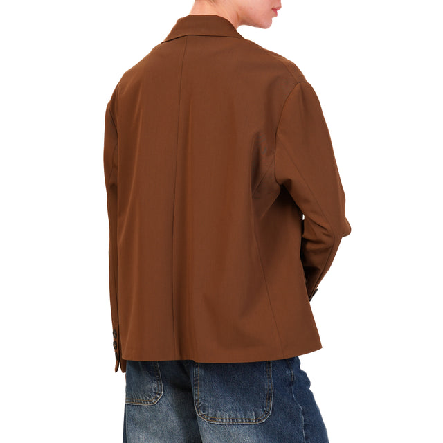 Chaqueta cruzada con alfileres en color marrón oscuro
