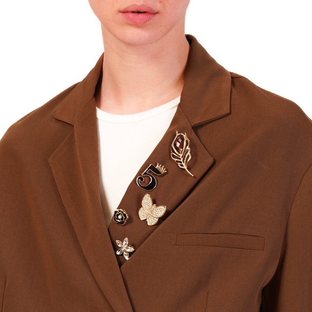 Chaqueta cruzada con alfileres en color marrón oscuro
