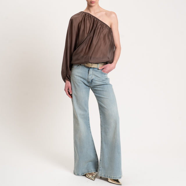 Tensione in-Blusa mussola monospalla - tabacco