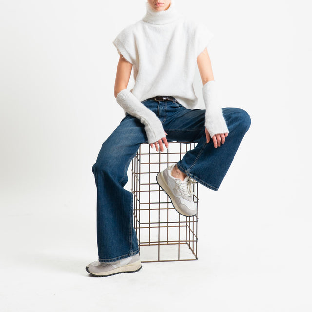 Tensione in-Maglia smanicata mohair collo alto con manicotti - panna