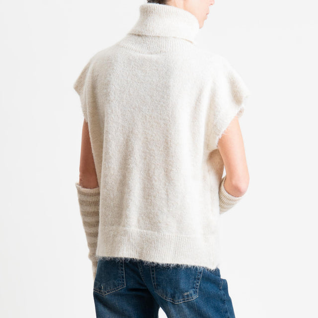 Tensione in-Maglia smanicata collo alto con manicotti - panna/beige
