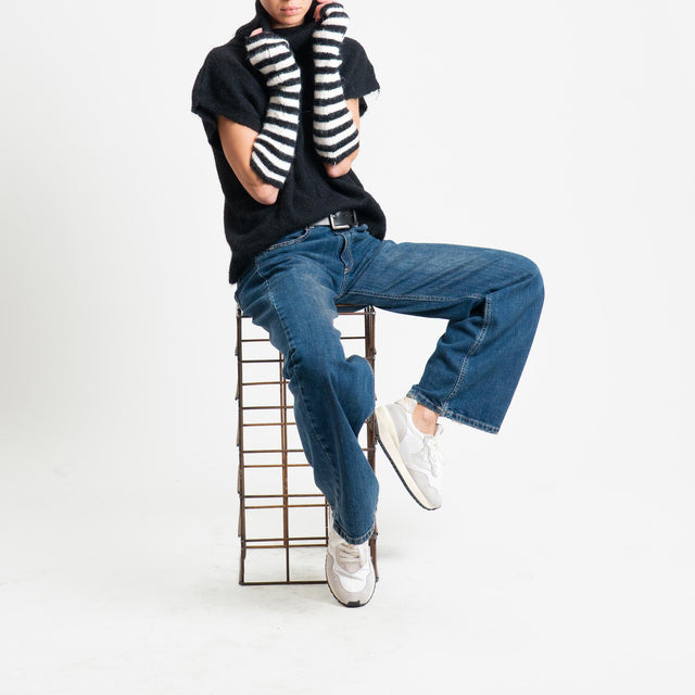 Tensione in-Maglia smanicata collo alto con manicotti - nero/latte