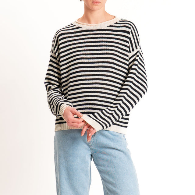 Tensione in-Maglia righe - latte/nero