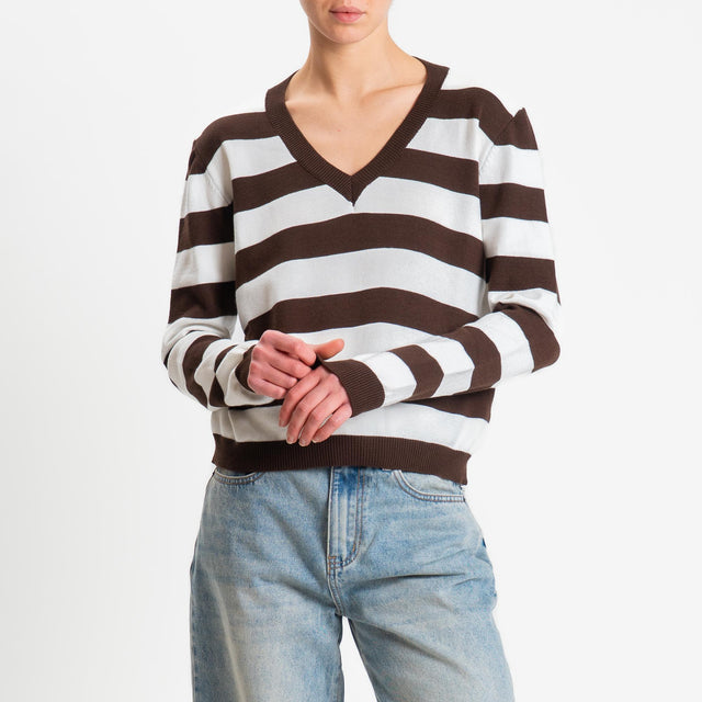 Tensione in-Maglia scollo v a righe - moro/bianco