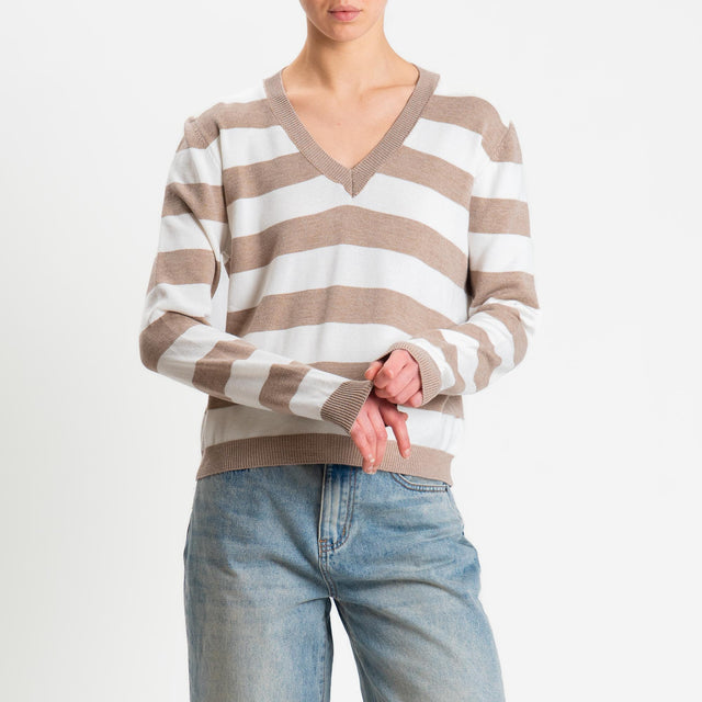 Tensione in-Maglia scollo v a righe - sabbia/bianco