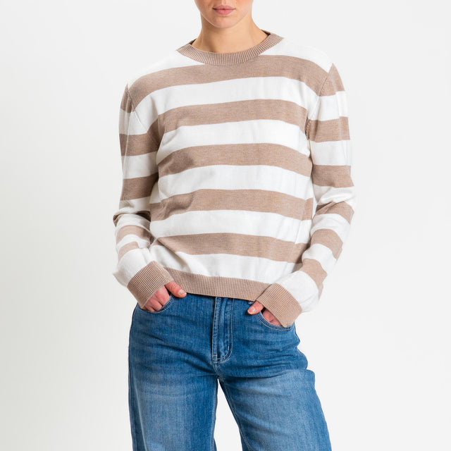 Tensione in-Maglia girocollo a righe - sabbia/bianco