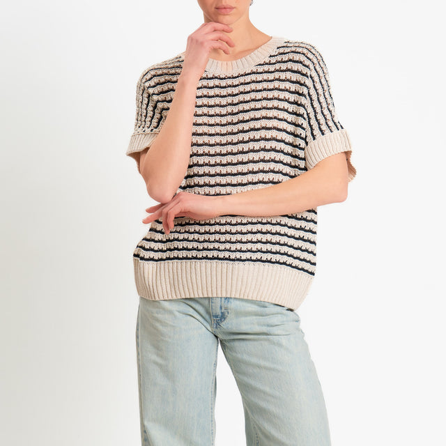 Tensione in-Maglia traforata a righe - burro/nero