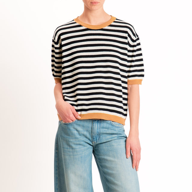 Tensione in-Maglia righe mezza manica - tabacco/latte/nero