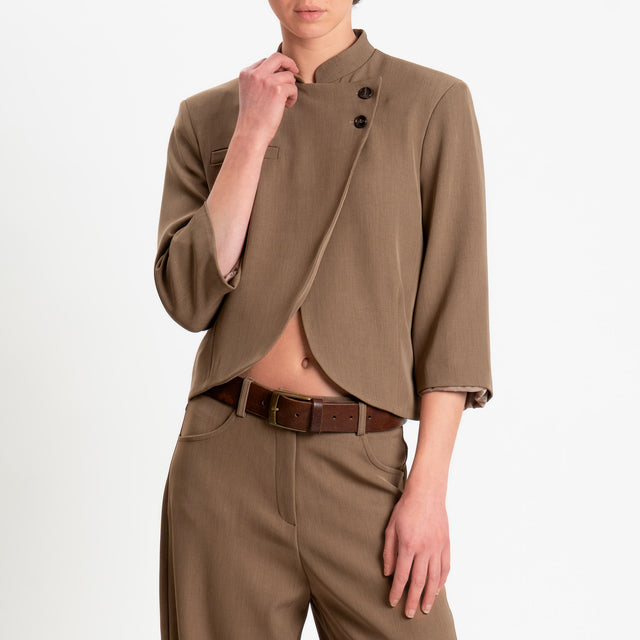 Tensione in-Giacca tessuto fluido chiusura asimmetrica - tabacco